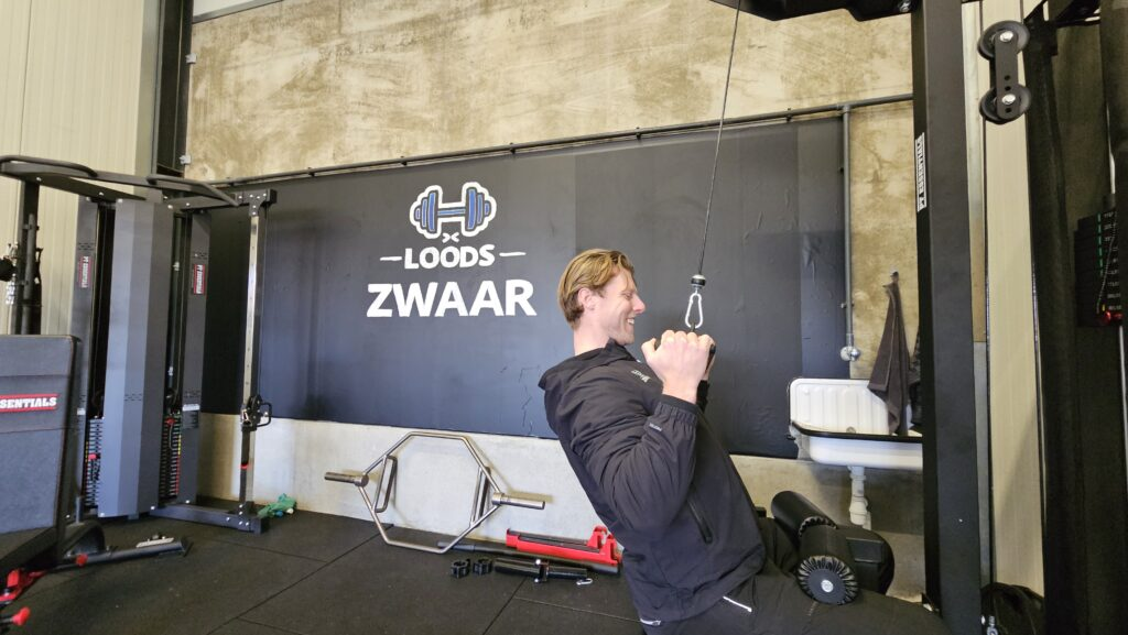 Stijn Kuster traint in de loods van Loods-Zwaar
